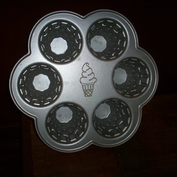 NORDIC WARE ICE CREAM CONE CUPCAKE PAN 4.5 CUPS / 1 LITER / 6 cupcakes - Picture 1 of 6